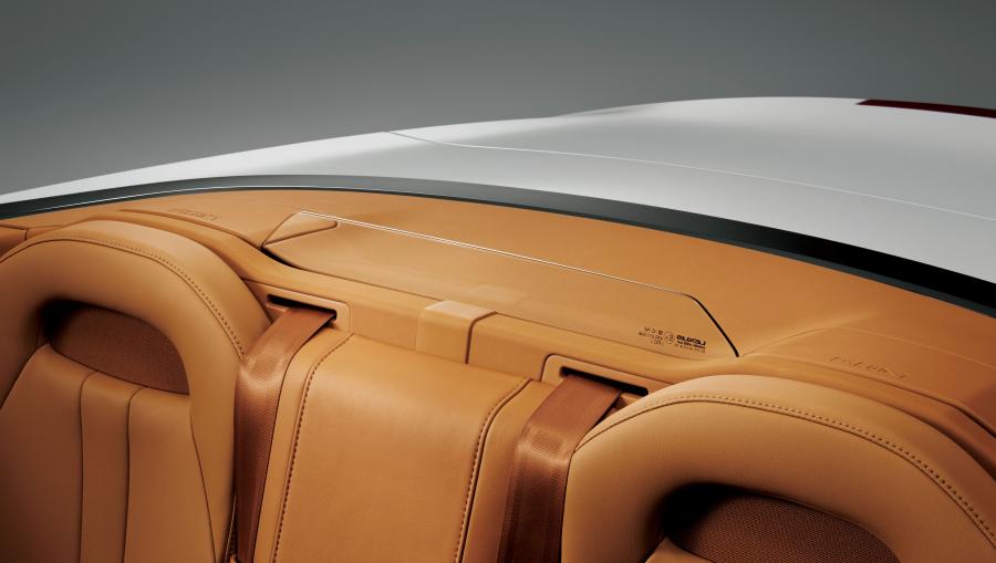 Детали интерьера Lexus LC500 Convertible 2020 года  (JP) (фото 5 из 11)